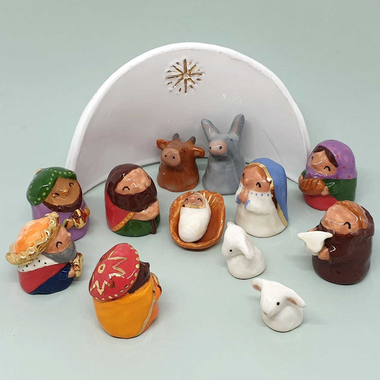 Crèche de Noël au complet (14 éléments) - céramique et or